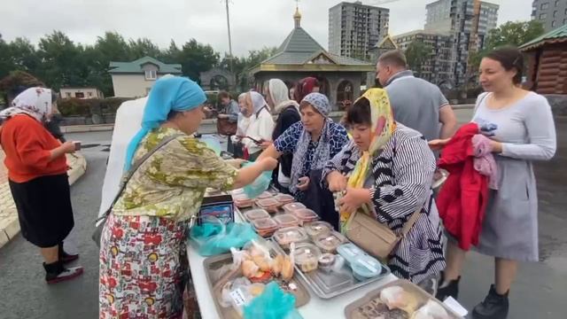 Благотворительная ярмарка по благословлению настоятеля храма протоиерея Павла Алексеева.