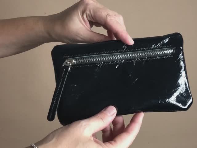 Чёрная лаковая косметичка 