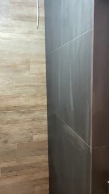 Укладка керамогранита 60х60 и 20х80 в санузле с душевым поддоном.