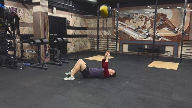 Броски мяча от груди лежа на спине с мертвой точки| Ball Throw Lying On Floor With Stop