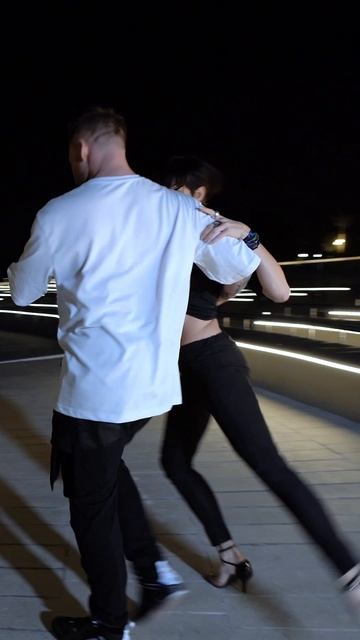 Street Tango. Павел Собирай и Сабрина Амучастеги #танго #тангонуэво #неотанго #танцы