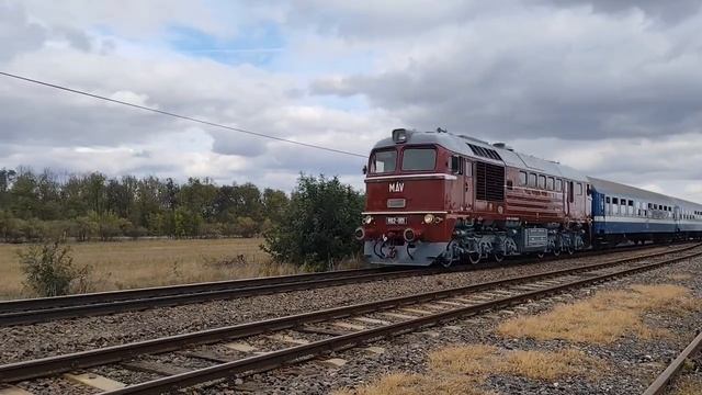 Тепловоз М61.  001 с пассажирским поездом