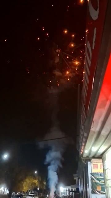 Вчера, пока горела Сигма, в Торезе запускали салюты.