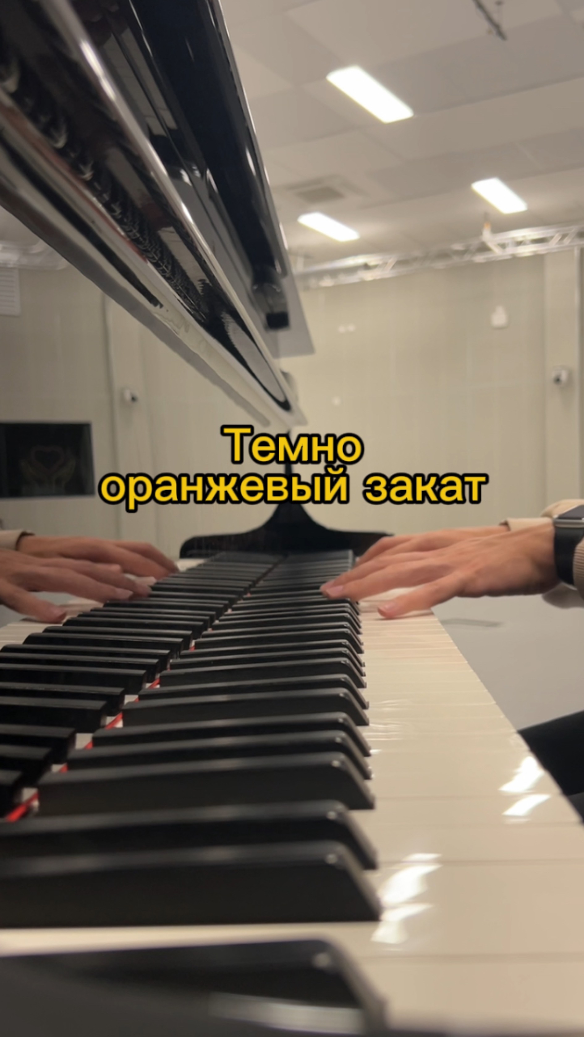 Темно-оранжевый закат на фоне потресканных домов