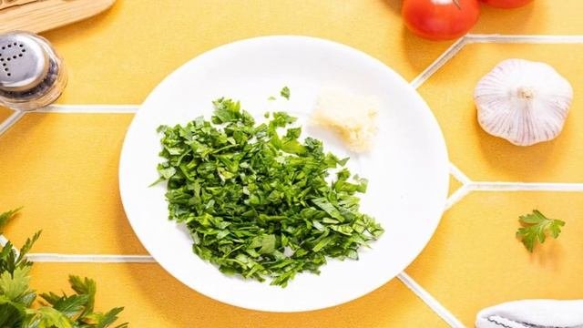 Салат с сухариками и фасолью