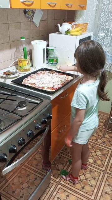 Маша делает пиццу!