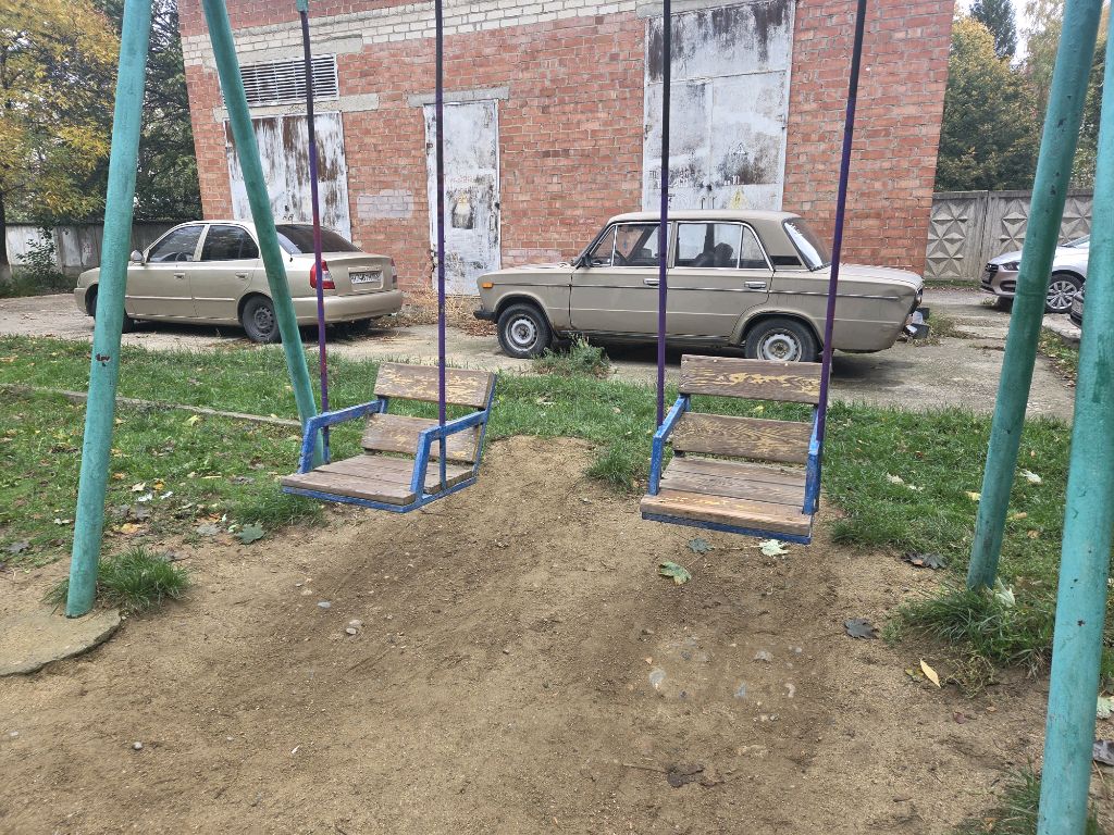 очень сильно качаемсяьна качелях!!!!