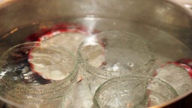Огурцы, соленые в банках
