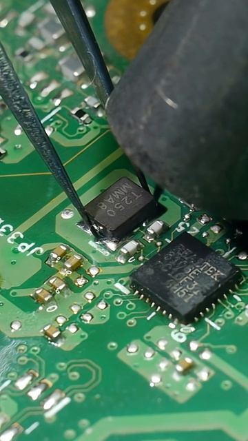 Чиним плату за 60 секунд: пайка кварца electronics repair asmr soldering