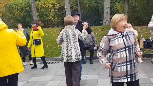 12 октября 2025  ЗАКЛЮЧАЮ Я ТЕБЯ В ОБЪЯТЬЯ #kharkiv