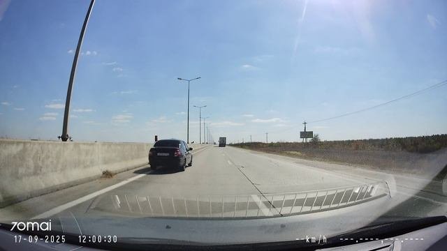 Безумная Гранта опережает между полосой и отбойником, ДТП не случилось