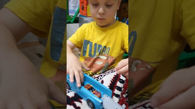 ИГОРЁК ИГРАЕТ В МАШИНКИ