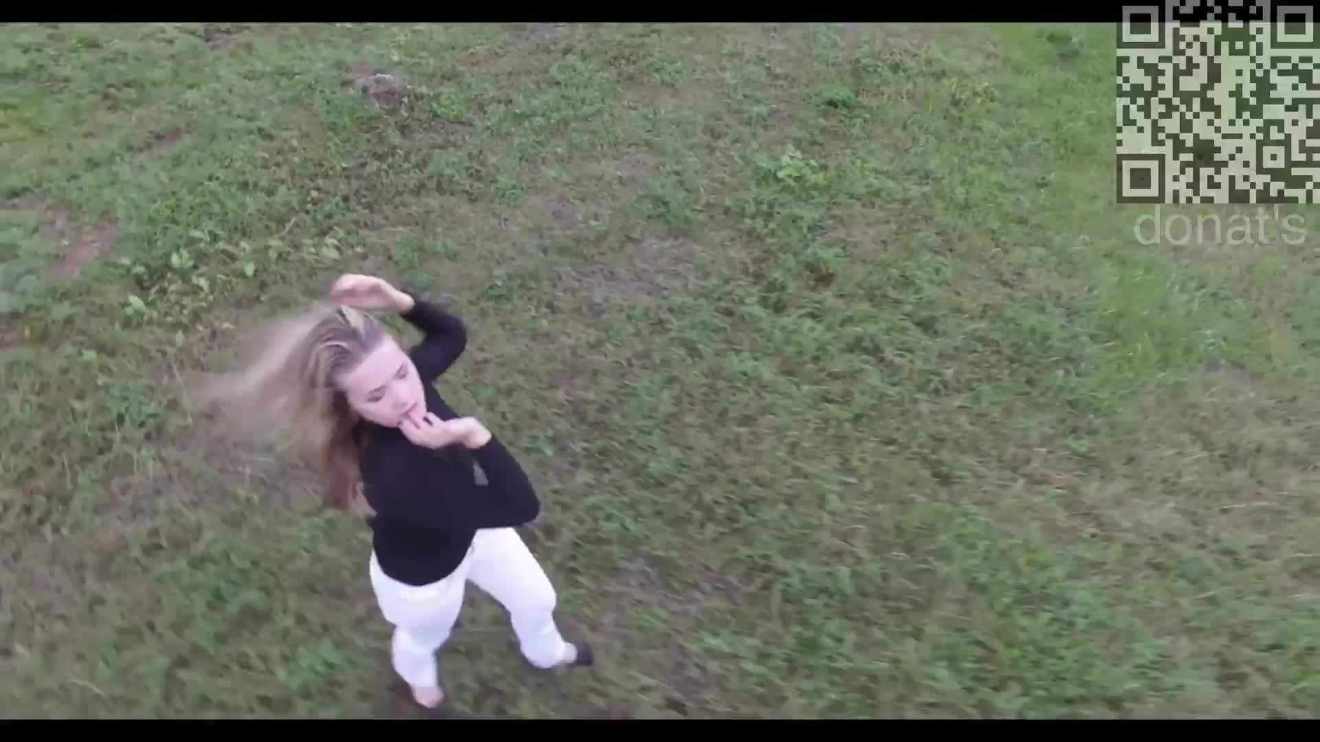 Юная девушка под потоком ветра