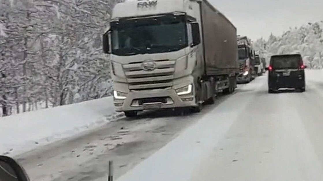 Снегопады парализовали движение на трассах 
