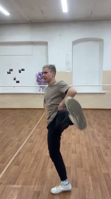 Кроссовое упражнение. Сложная координация рук работа по разным точкам зала и в разных уровнях.