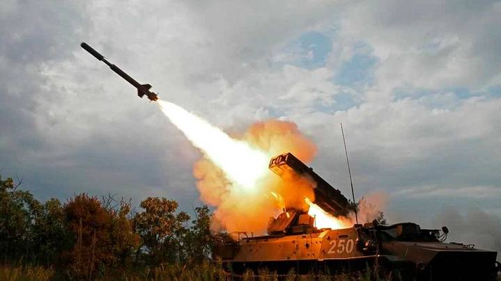 В Смоленской области система ПВО отражает атаку украинских БПЛА
