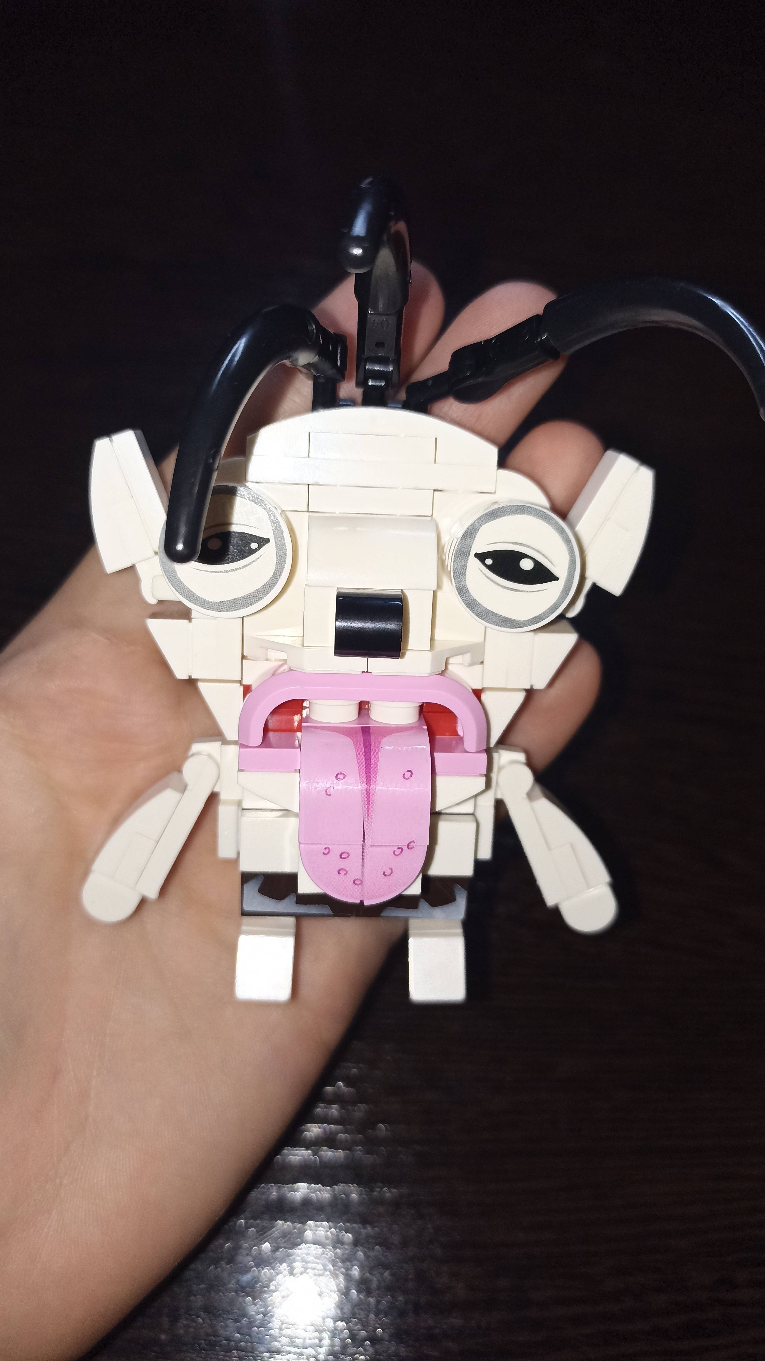 Собрала фигурку зубастого монстра