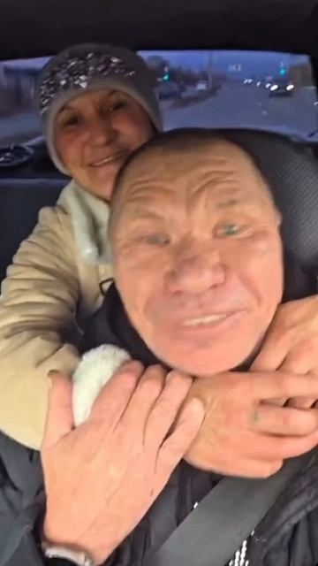 ТАК ВЫГЛЯДИТ ЛЮБОВЬ! МИЛЫЕ ДУРАЧАТСЯ - ОЛЕГ МОНГОЛ И ВАЛЯ