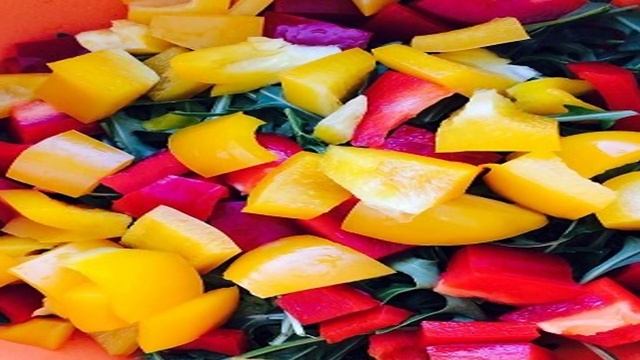 Салат с соусом Наршараб