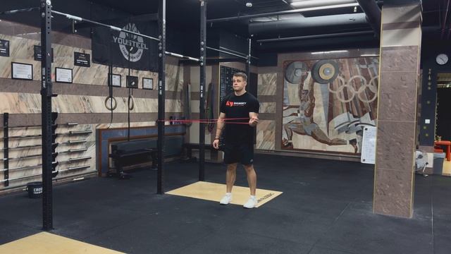 Вращение плеча наружу стоя с резиной|Standing Banded External Rotation