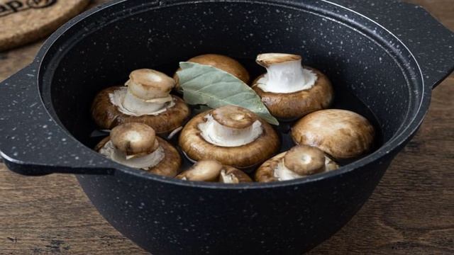 Салат с шампиньонами и солеными огурцами