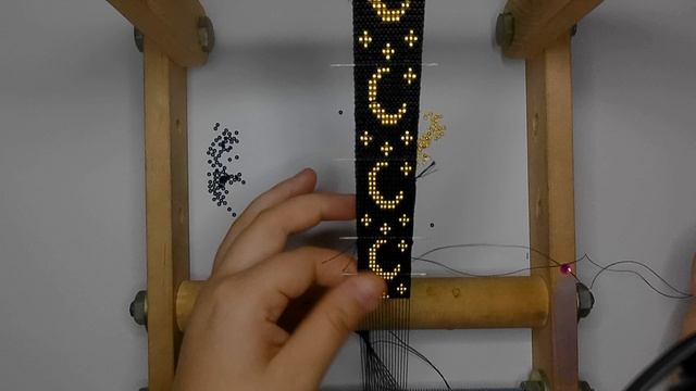 Браслет на станке из бисера луна