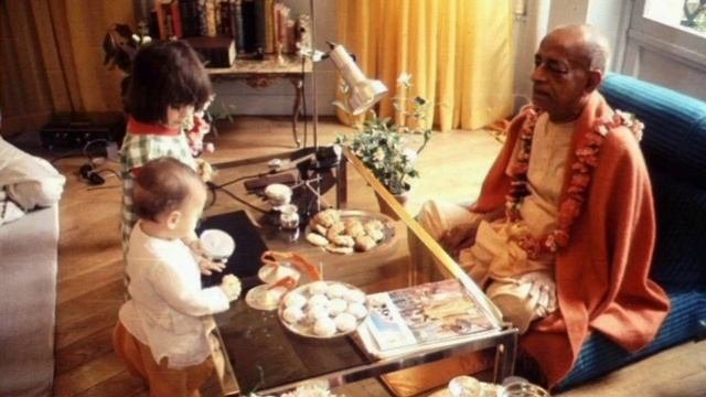 Лекция Шрилы Прабхупады 11.10.1973 Бомбей. БГ 13.17. Кришна везде и одновременно - Он ПУРНАМ!