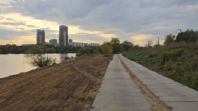 благоустройство береговой линии бывшего тушинского аэродрома в Москве в октябре 2025 года