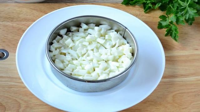 Салат с сухариками и яблоком
