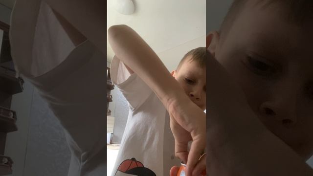 Я открываю банку удобным способом 