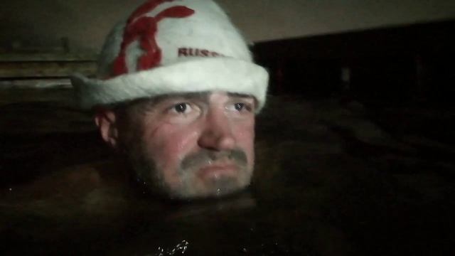 Водные процедуры в холодной воде на свежем воздухе в дождь  20251007215418