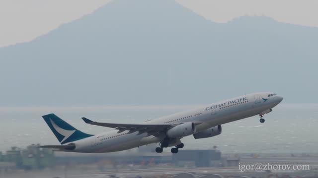Эйрбас А330 Cathay Pacific взлетает из аэропорта Гонконга.
