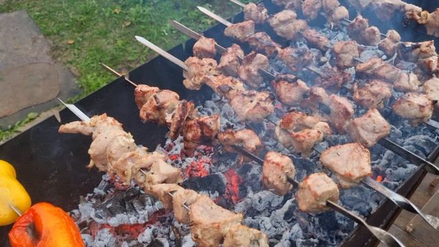 Жарим шашлык, сидим в новой беседке)