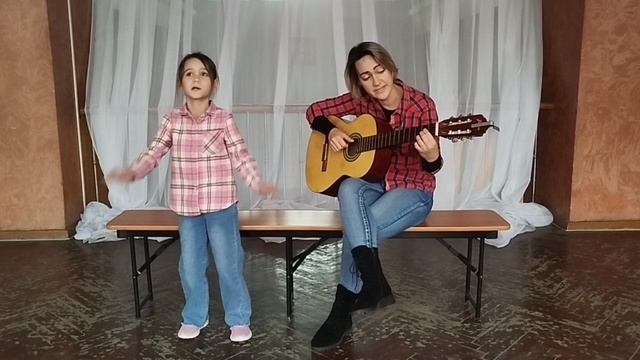 На далекой Амазонке, исполяет семейный дуэт Чупахиных