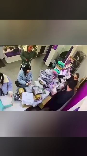 Девушка забрала один заказ из ВОСЬМИДЕСЯТИ на ПВЗ