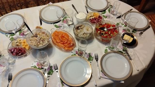 Посиделка. Сидит молодёжь