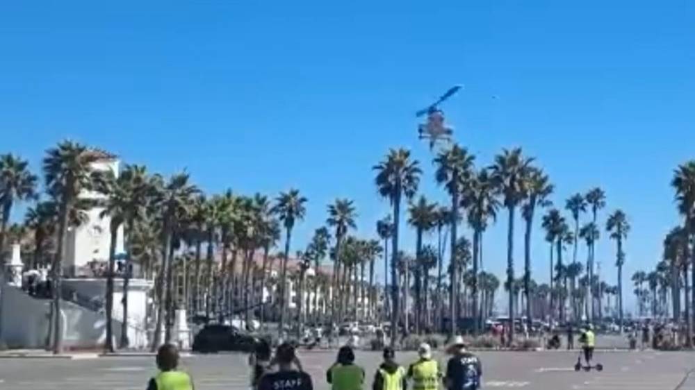 Вертолет рухнул возле пляжа в Калифорнии, несколько человек пострадали