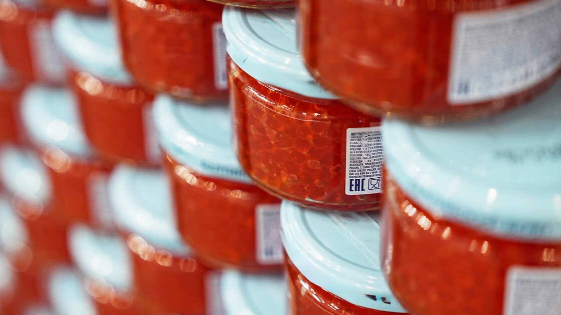 Красная икра подешевела в России впервые за год
