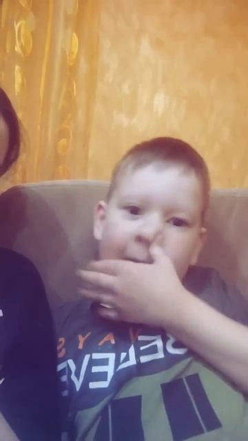 Малой лихо среагировал, но таракан уже окуклился