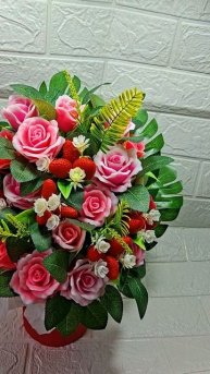 каскадный букет из роз и клубники