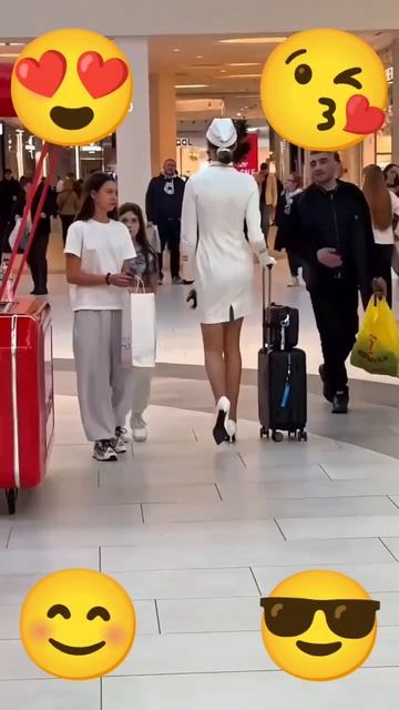 Какая красота 😍 идёт,даже девушки в штанах 🤣 оборачиваются 🤣!