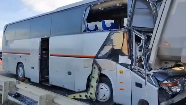 Экскурсионный автобус с детьми врезался в большегруз в Усть-Лабинском районе