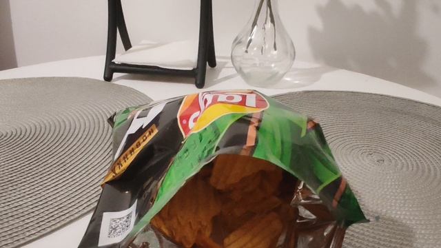 Пробую чипсы лейс со вкусом двойного гамбургера