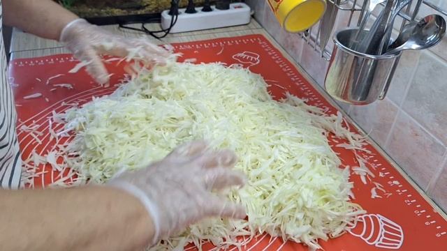 Квашу капусту без сахара и специй, добавляю только  соль.