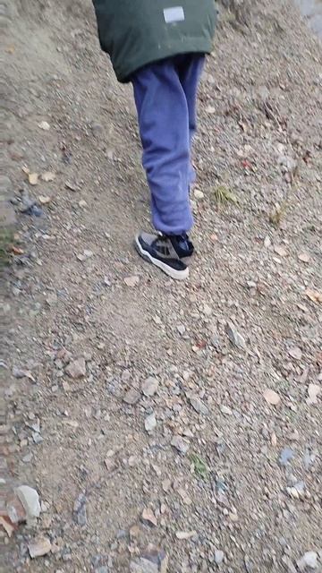 Дабывпем камни на горной породе