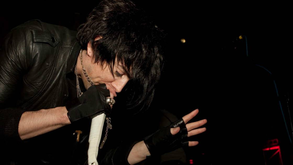 Двое мужчин задержаны за убийство солиста Lostprophets, осужденного за педофилию