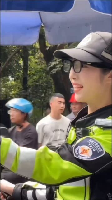 В Китае водителей начали штрафовать ИИ.  В Ханчжоу полиция начала использовать очки с ИИ