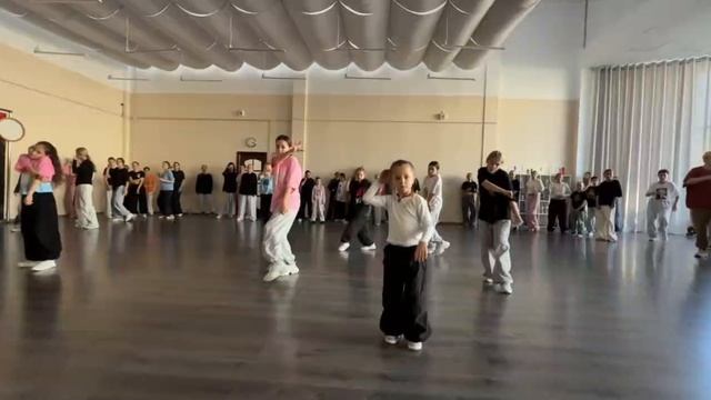 Анфиса танцует