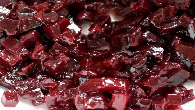 Салат «Гуцульский» с грибами, свеклой и хреном