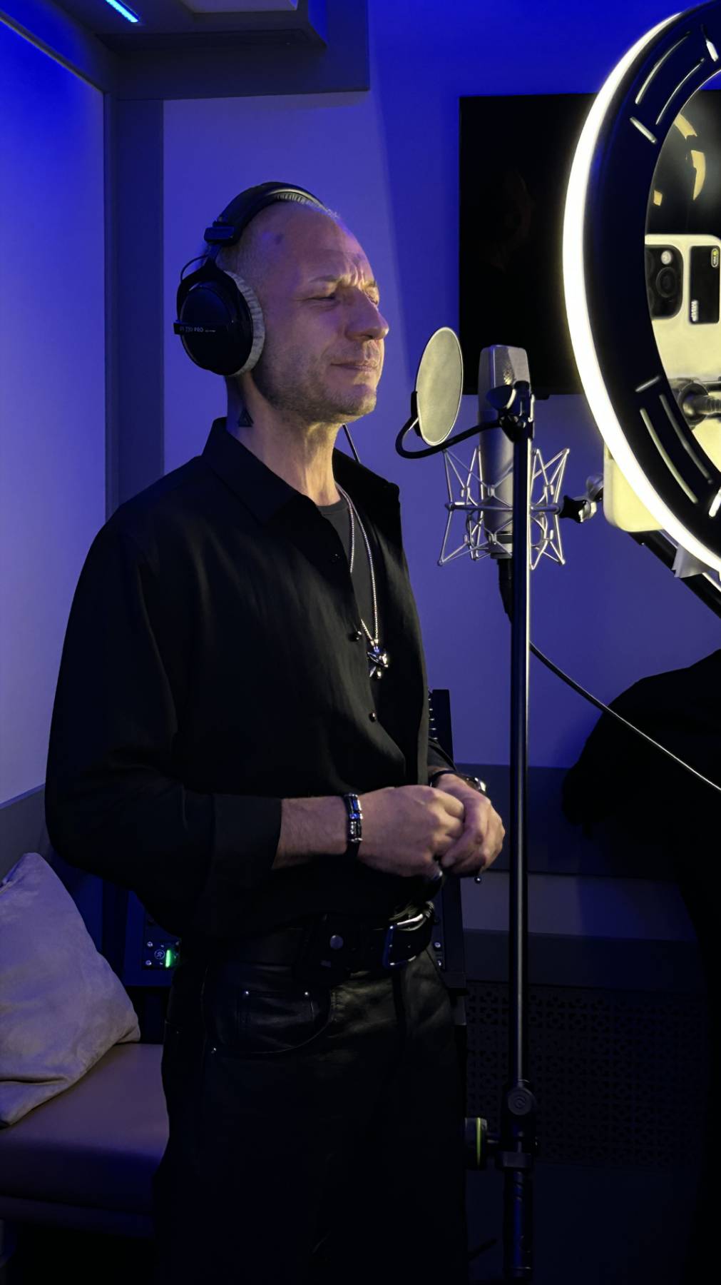 Привет вам из студии! 🎙️